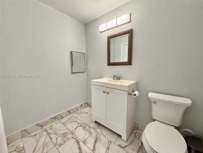 Building Photo - 2015 SE 10th Ave