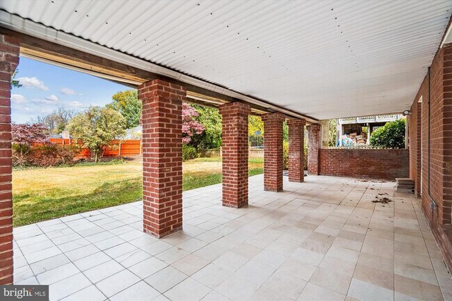 Building Photo - 5813 Midhill St