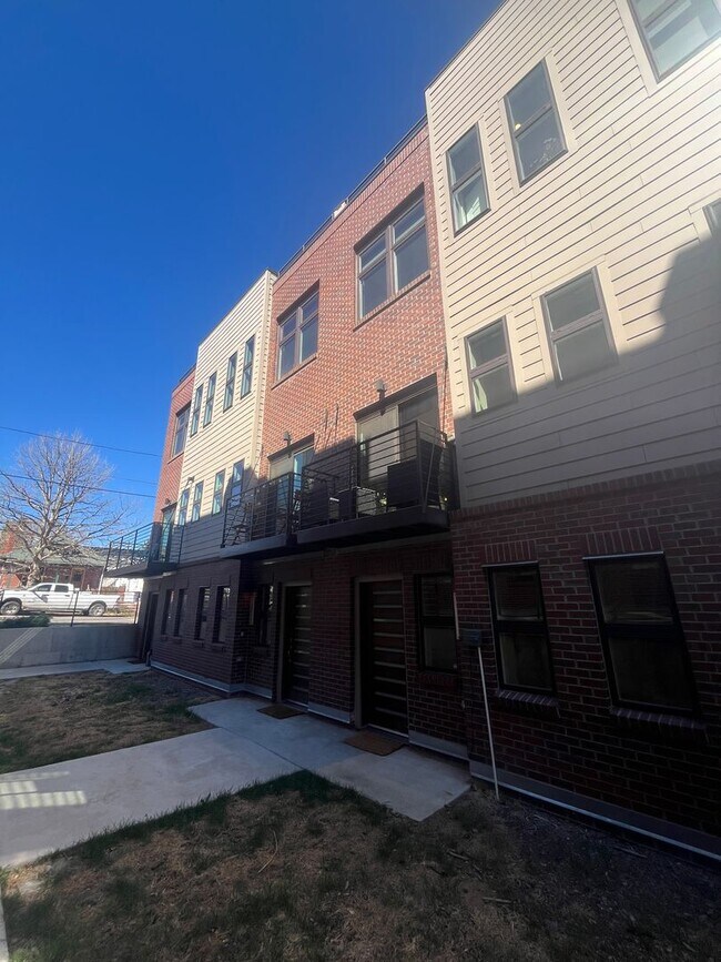 Building Photo - 2 Bed, 1 Bath Townhouse with Roof Top Deck