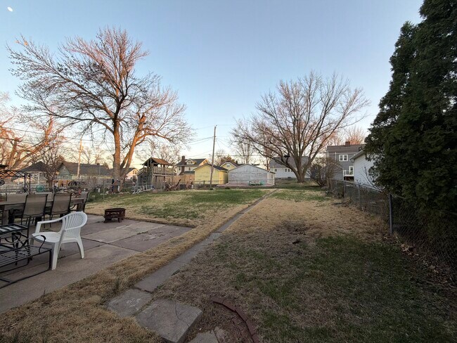 Building Photo - Maple Street