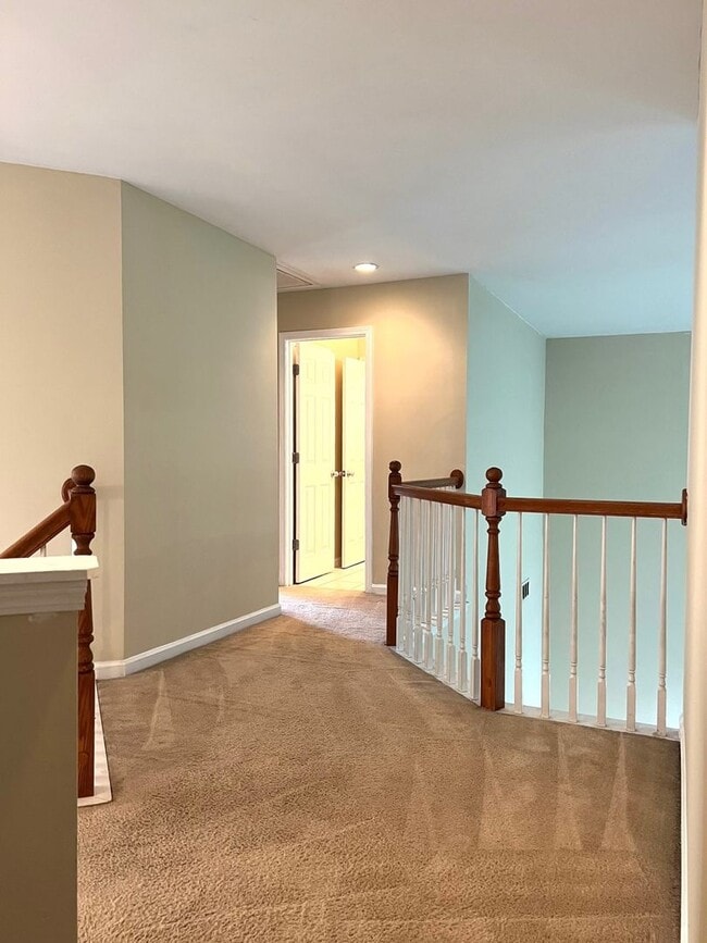 Building Photo - Large 4 Bedroom 2.5 Bath Home