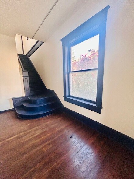 Building Photo - 709 E Yandell Dr