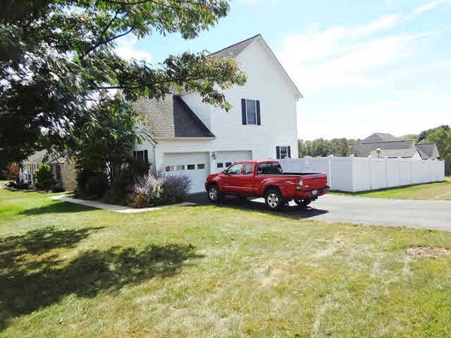 Building Photo - Single Family Home with Privacy Fence