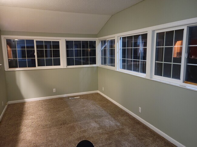 Sun Room - 124 SW Davis Ave