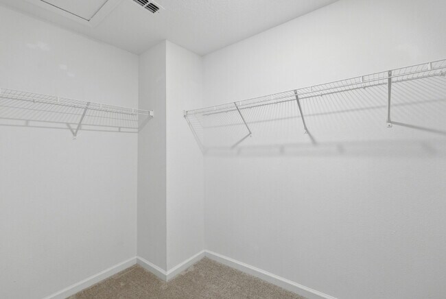 Building Photo - 3-Bedroom Oak Hammock Townhome – Internet Included!