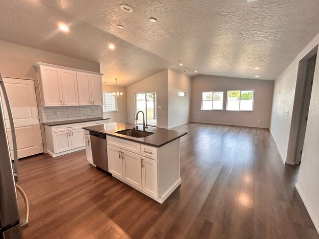 Building Photo - Stunning 3 Bed, 2 Bath Rancher in Spokane ...
