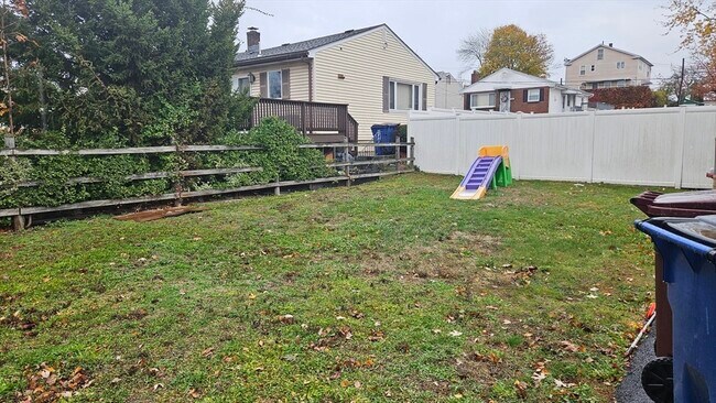 Building Photo - 539 Malden St