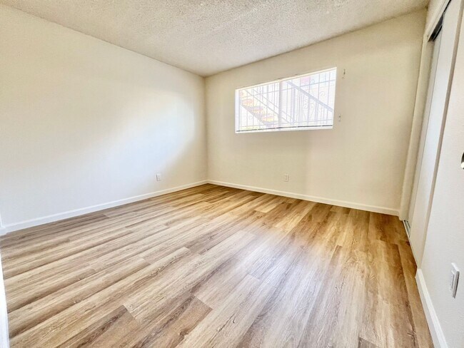 Building Photo - Beautiful First floor 3 bedroom Rose Park ...