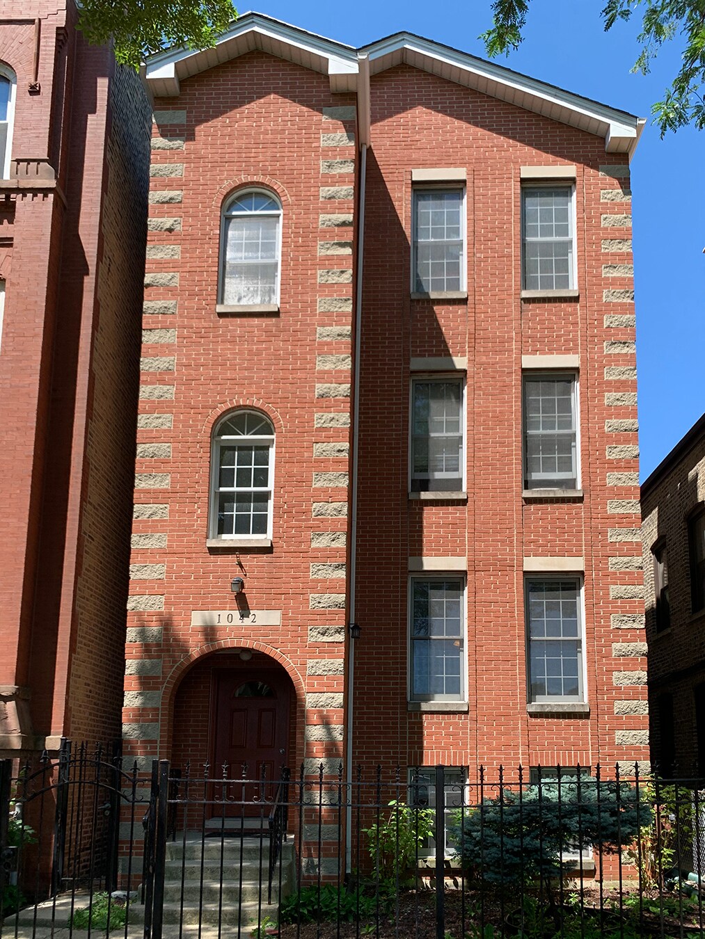 Building Photo - 1042 N Wood St