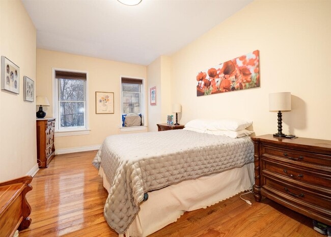 Building Photo - 264 9th St