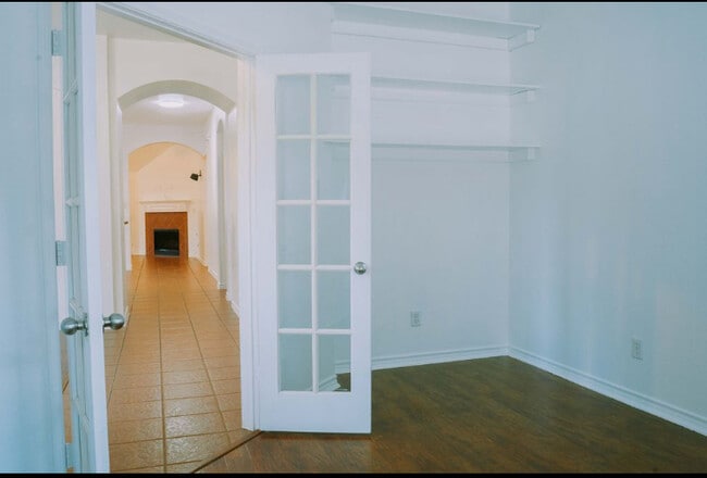 Building Photo - 614 Valencia Dr