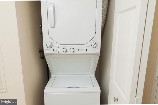 Building Photo - 3101 N Hampton Dr