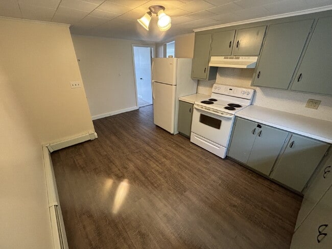 Building Photo - Bright & Spacious Apartment with Heat Included – Convenient Sanford Location!