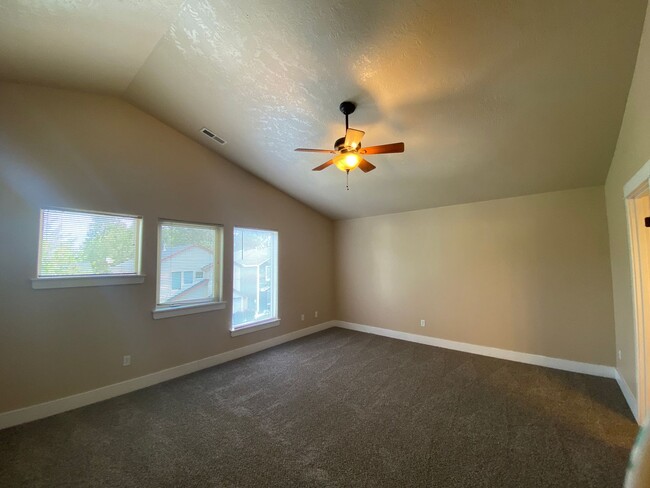 Building Photo - Spacious home close to Old Mill!