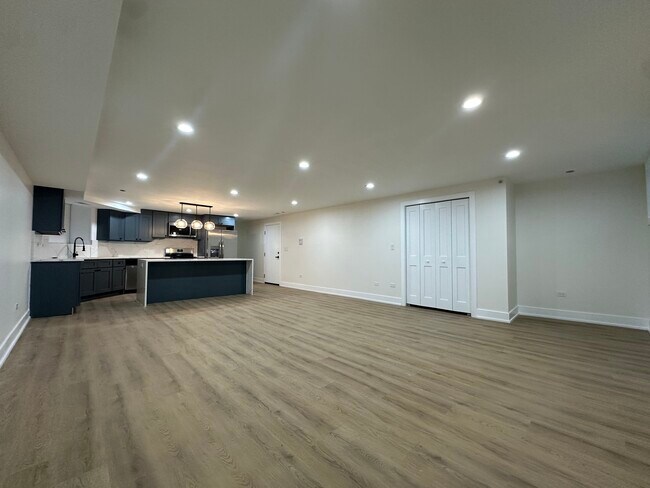 Building Photo - 4338 N Clarendon Ave