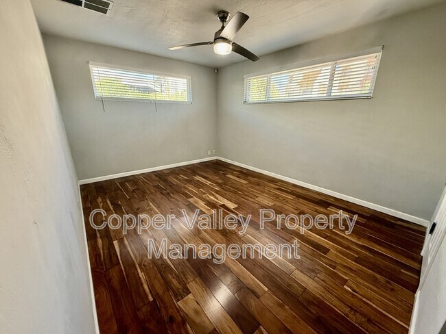 Building Photo - 501 W Glenrosa Ave