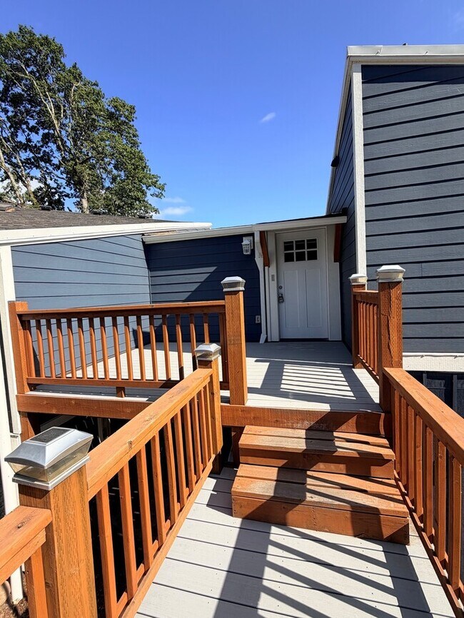 Building Photo - Spacious Home with Office, Studio, Workshop - Endless Possibilities!