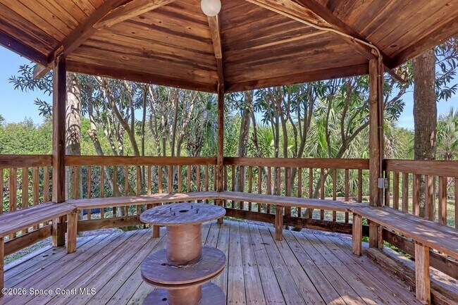 Building Photo - 300 Columbia Dr