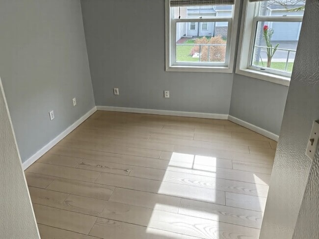 Building Photo - Remodeled and two master suites