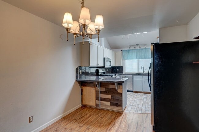 Building Photo - 3 Bedroom, 2 Bath Spacious Townhome with F...