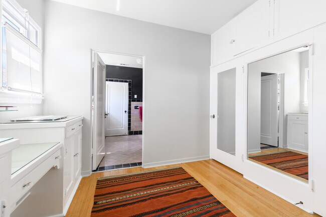 Building Photo - 148 S Orange Dr