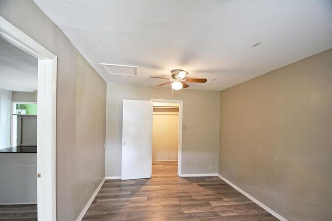 Building Photo - 517 E Martindale St
