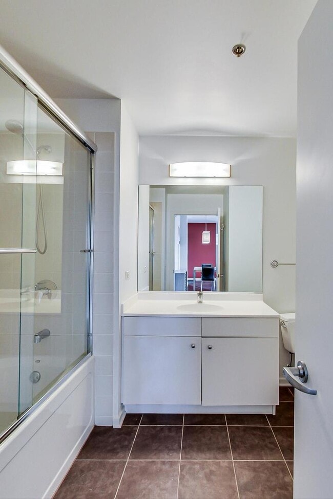 Building Photo - 123 S Green St