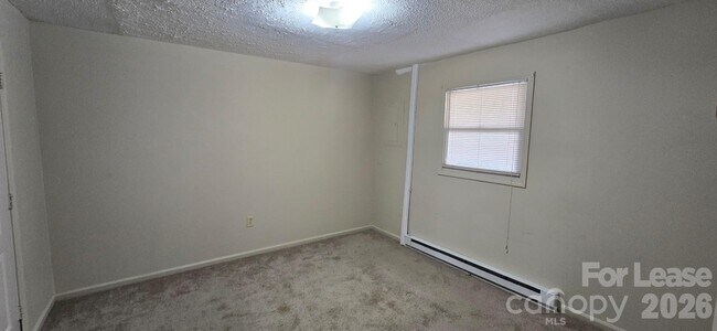 Building Photo - 517 Hickory St