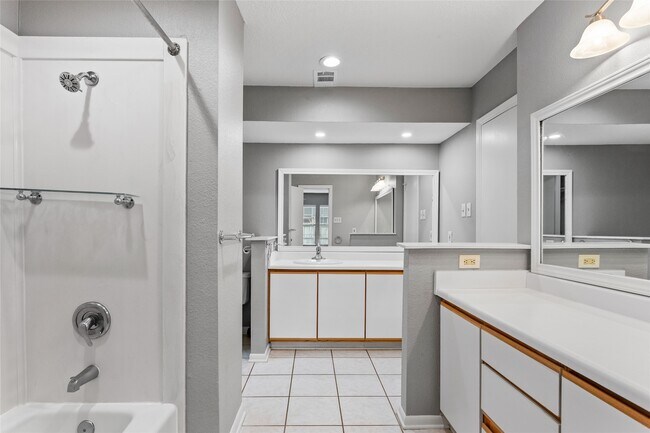 Building Photo - 302 S Hardie St