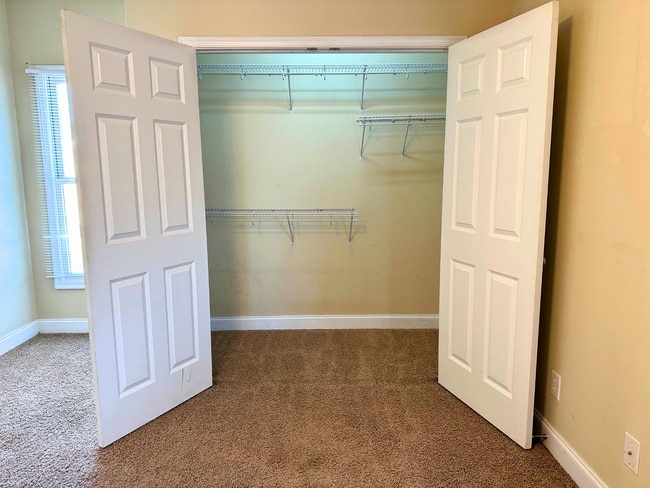 Building Photo - Upper Level Apartment in Wyndhurst with Gr...