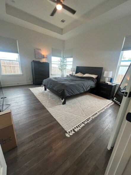 Building Photo - Room in House on Wellspring Loop