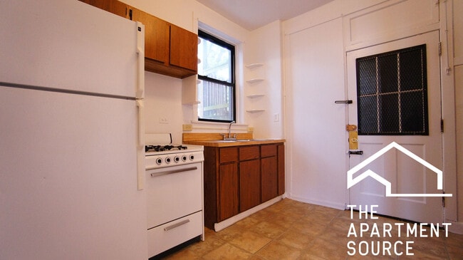 Building Photo - 2422 N Sawyer Ave