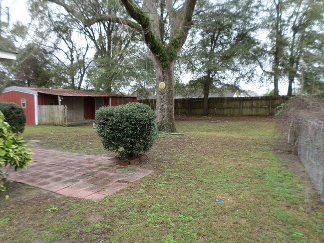 Building Photo - Shadows Acres.. New Flooring..New Paint.....