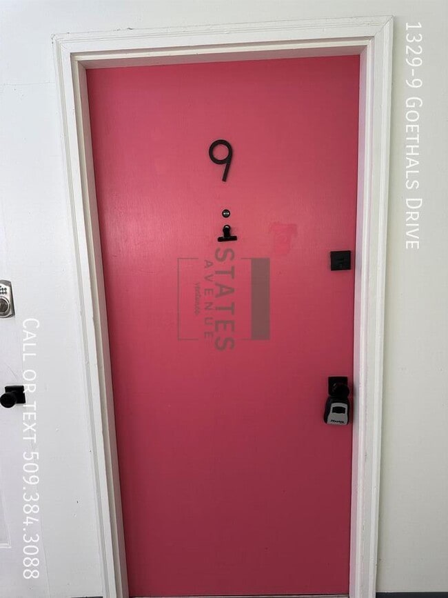 Building Photo - 1329 Goethals Dr