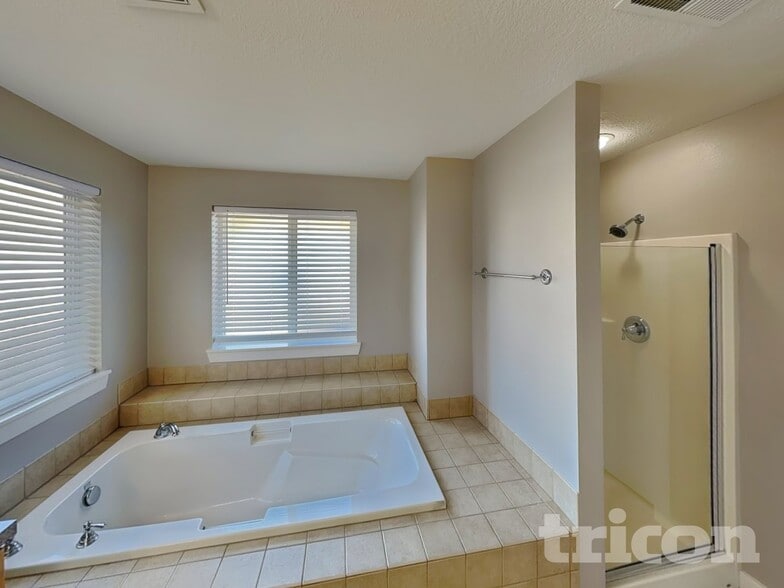 Building Photo - 2525 W 10th St