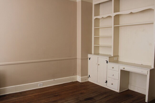 Building Photo - Spacious 2-Bedroom First Floor Apartment