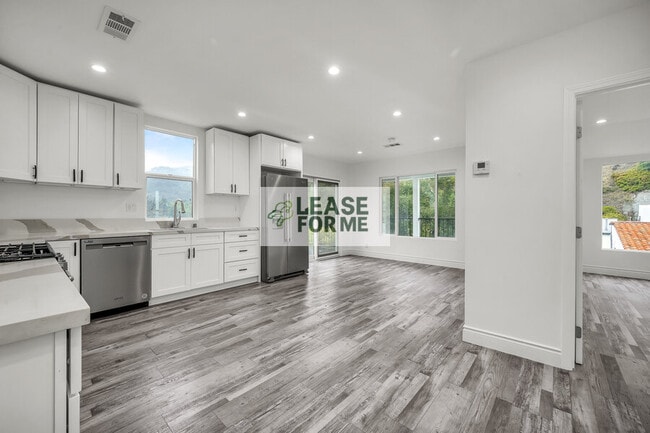 Building Photo - 9848 Portola Dr