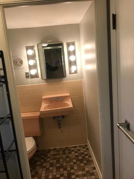 Bathroom - 85 Perry St