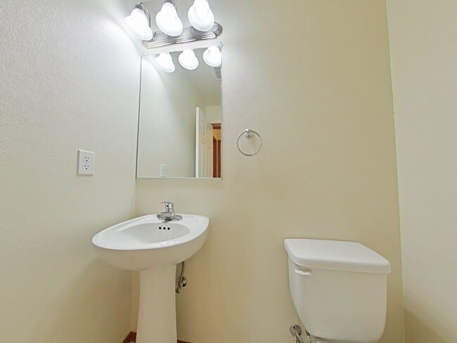 Building Photo - 5 Bedroom Home ~ Close to Campus
