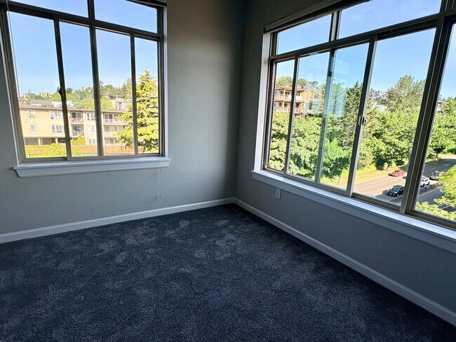Building Photo - Top-Floor 2BR with Lake Union Views + Garage Parking + W/S/G/internet are included!