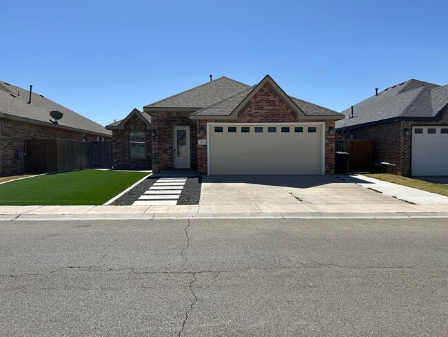 Primary Photo - Beautiful Home in Desert Ridge