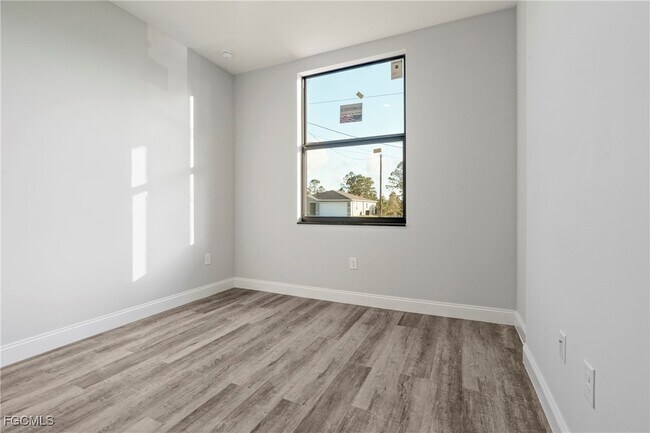 Building Photo - 935 Panda Dr
