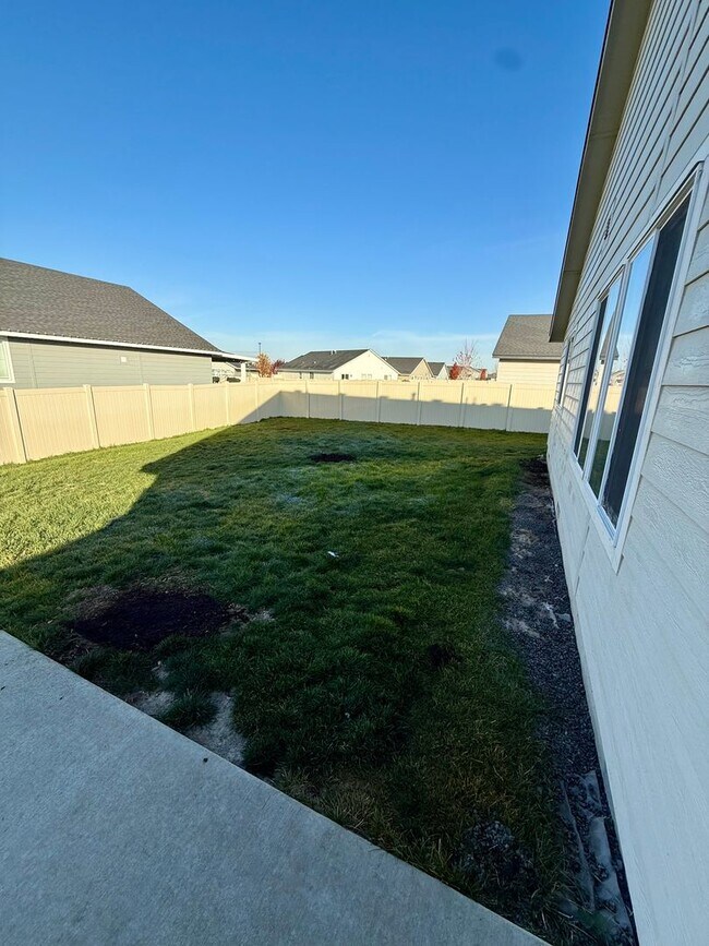 Building Photo - Great location, 3 bedroom two bath home fo...