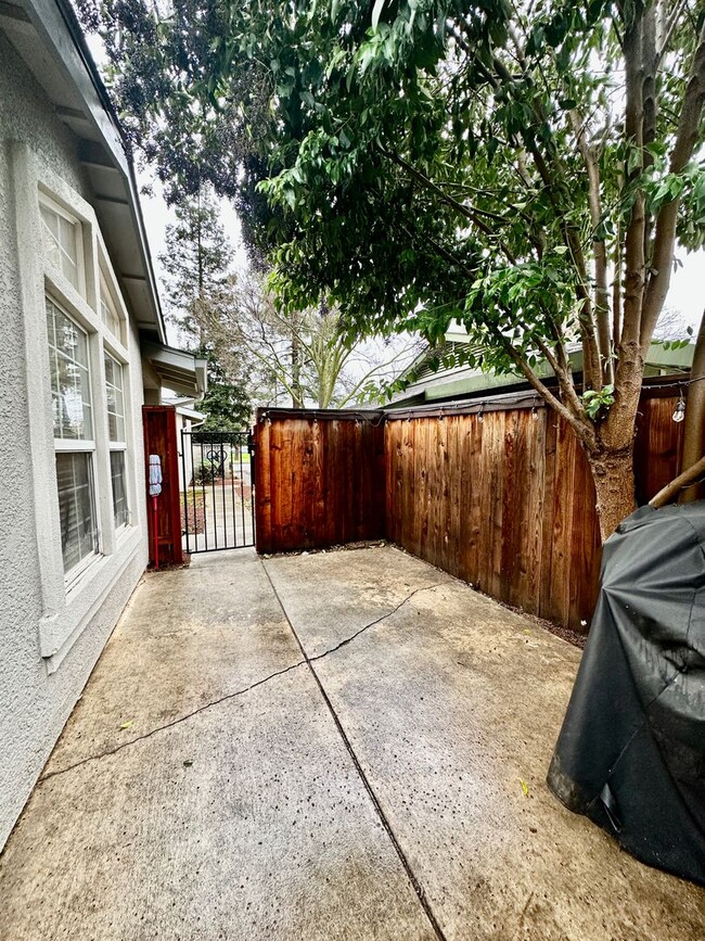 Building Photo - Davis - Centrally Located Home
