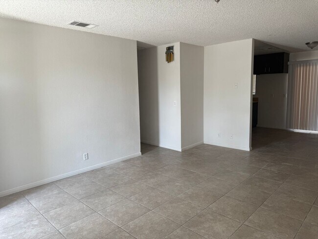 Building Photo - Victorville - 3 Bedrooms, 2 Bathrooms, New Paint, New Blinds, Tile Floors