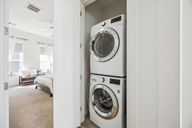 Building Photo - 1131 W 17th St