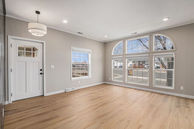 Building Photo - Remodeled 3 bed 2 bath Gem!