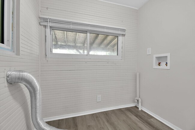Building Photo - Large Single Family Rental - Available Now