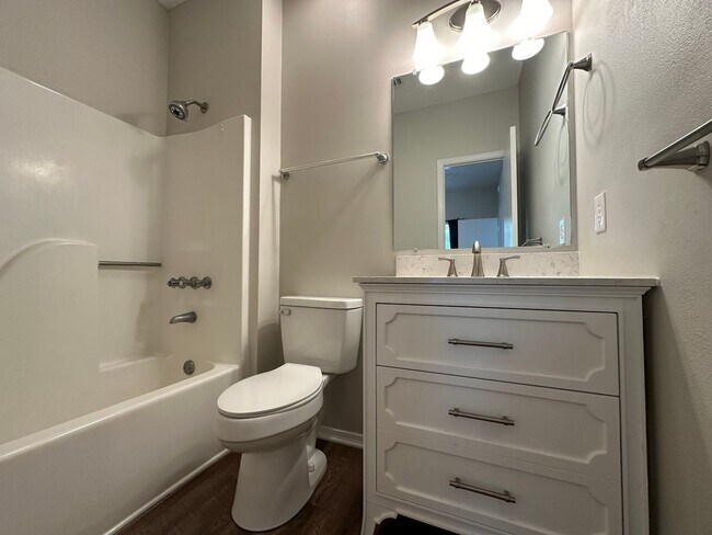 Building Photo - Recently renovated 1 bedroom 1 bath condo for rent in Riverwalk!