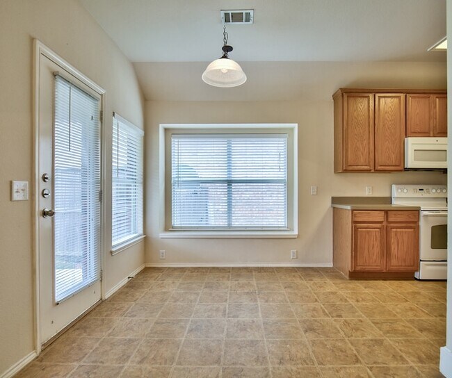 Building Photo - 2605 Monroe Dr